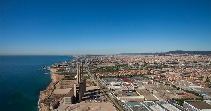 Barcelona y la Generalitat unen fuerzas para rehabilitar la zona de las Tres Chimeneas y dotarla de VPO