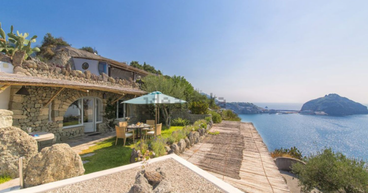 A subasta un precioso complejo hotelero con unas vistas de infarto al mar infinito