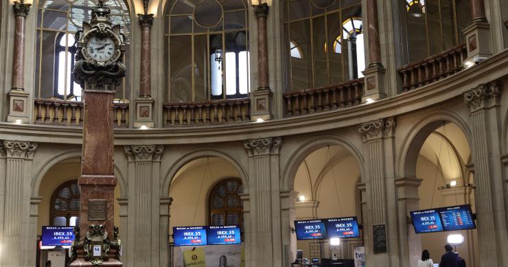El Ibex 35 cede un 1,1% y cae por debajo de los 8.500 enteros ante la tensión en Ucrania