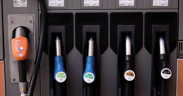 El precio de la gasolina y del gasóleo sigue en récord histórico por el alza del petróleo