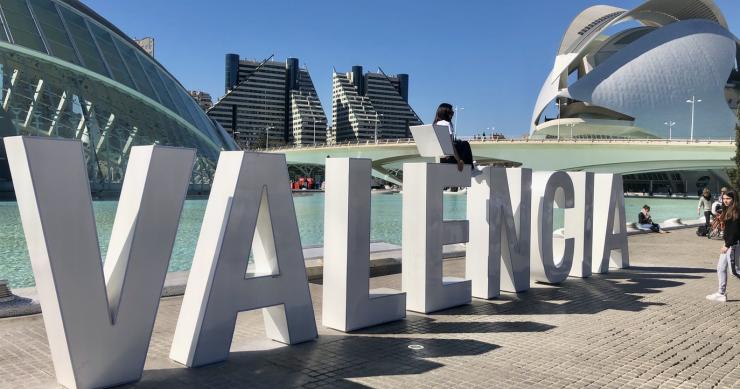 Valencia regulará en una ley la actividad de los grandes propietarios de viviendas