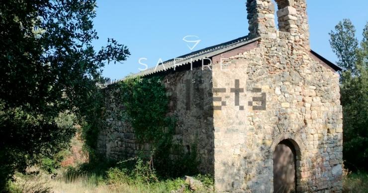 A la venta una masía con una ermita del siglo VIII cerca de Figueres por 700.000 euros