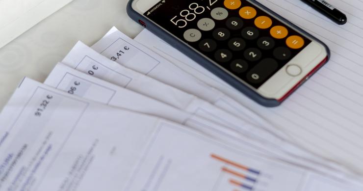 Archivo - Una calculadora, una factura de la luz y una largadera,