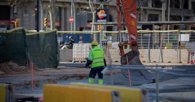 Un obrero en la calle Avenida Diagonal con Paseo de Sant Joan