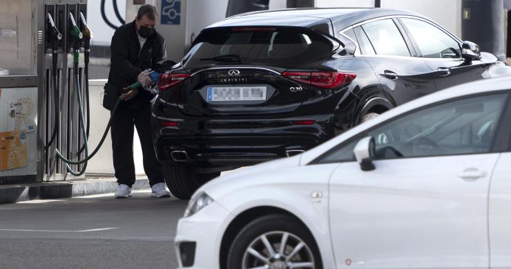 Una persona reposta combustible en una gasolinera, a 24 de febrero de 2022, en Madrid (España) 