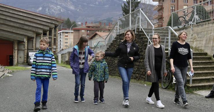 Dos familias de refugiados procedentes de Ucrania, pasean a su llegada al centro Larraña Etxea de Oñati