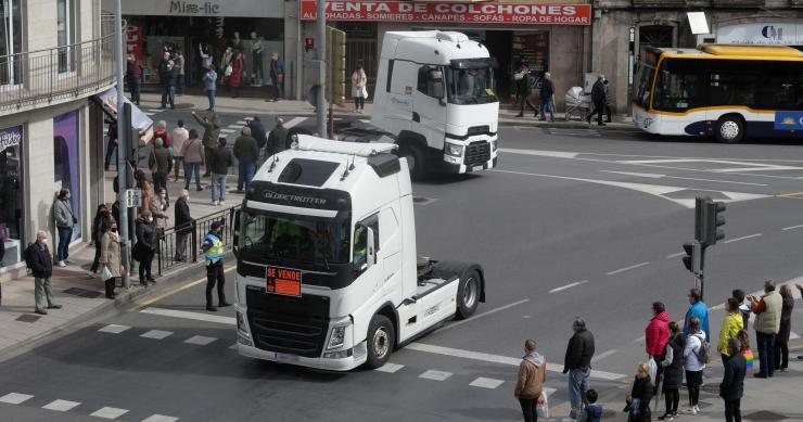 Dos camiones entran en la Ronda de la Muralla, en una marcha lenta en Lugo