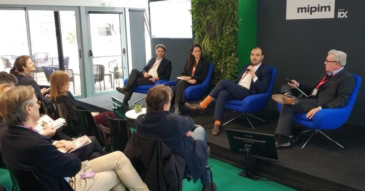 El equipo de Colau hace las paces con el inmobiliario y acude a Mipim a captar inversión