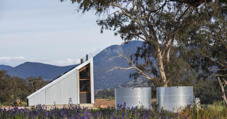Una casa prefabricada de diseño moderno y sostenible