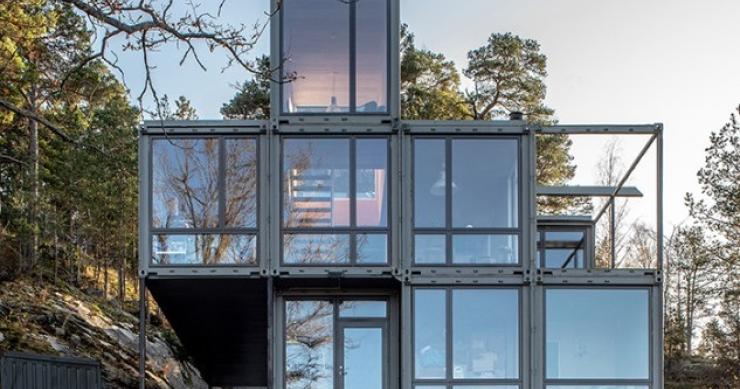 Una sorprendente casa prefabricada hecha con contenedores que se inspira en la estética industrial 