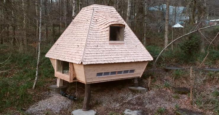 Esta minicasa prefabricada construida con ayuda de un robot usa los árboles como estructura