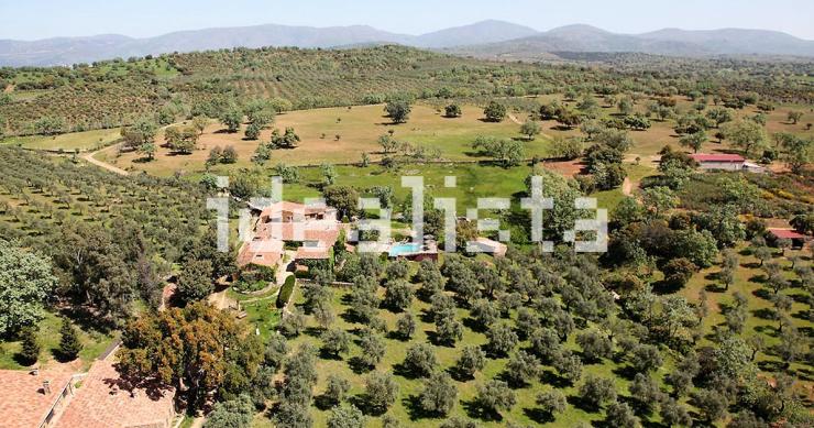 A la venta una aldea con un caserío del siglo XIX y muy cerca de Portugal por 2 millones de euros 
