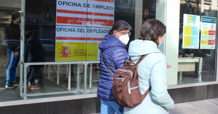 Archivo - Dos mujeres pasan por delante de una oficina de empleo en Madrid