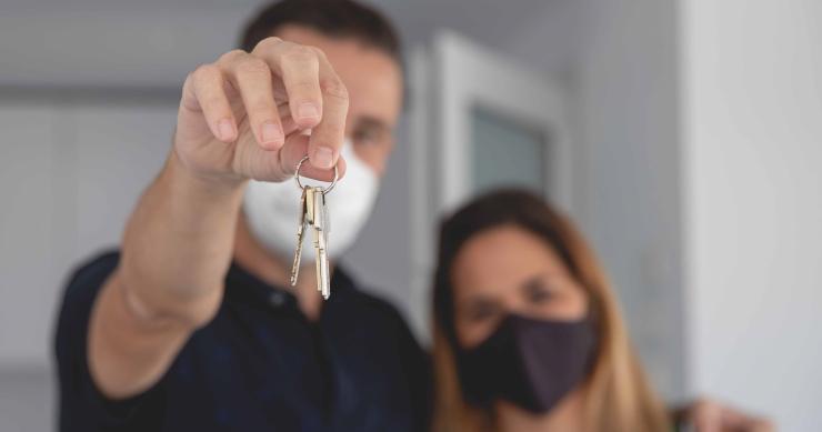 Entrega de llaves de una vivienda