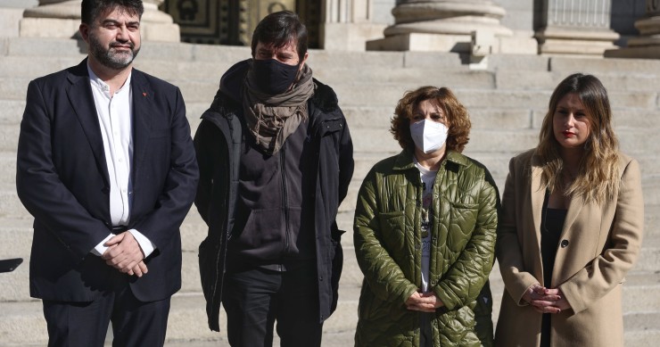 Representantes de Podemos ante el Congreso de los Diputados