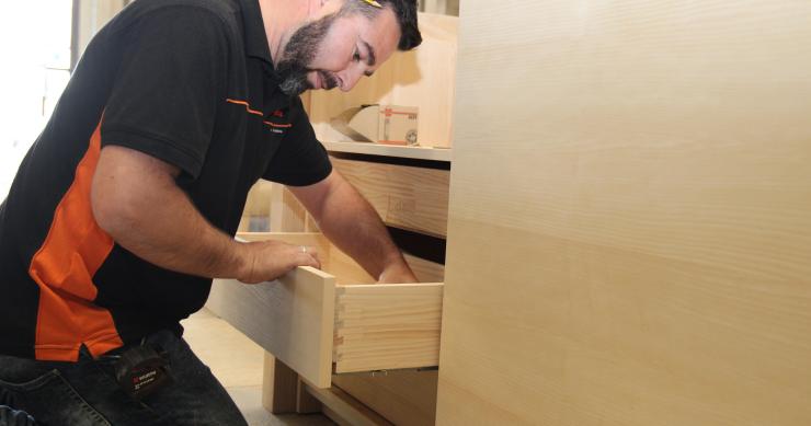 Archivo - Un trabajador del sector del mueble a medida de Valverde del Camino (Huelva).