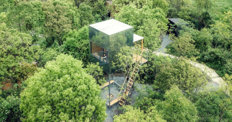 Unas divertidas casas prefabricadas perdidas en un bosque a las afueras la ciudad china de Wuhan