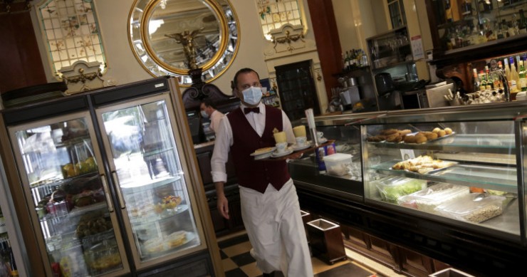 Cambrer en un bar amb mascareta / Gtres