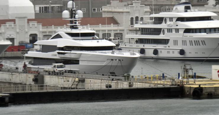 El megayate ruso ‘Valeria’, anclado en el Puerto de Barcelona