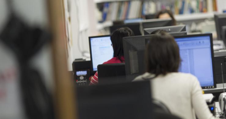 Archivo - Oficina, ordenadores, trabajo, trabajando, empleo, desempleo, paro, trabajador