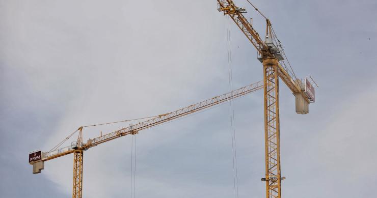 Una grúa de construcción