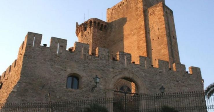 Muralla del castillo de Roseto Capo Spulico