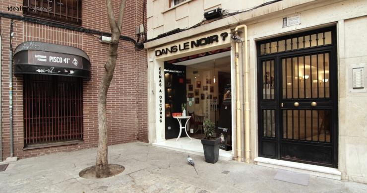 Así es la experiencia sensorial de cenar a oscuras en pleno centro de Madrid