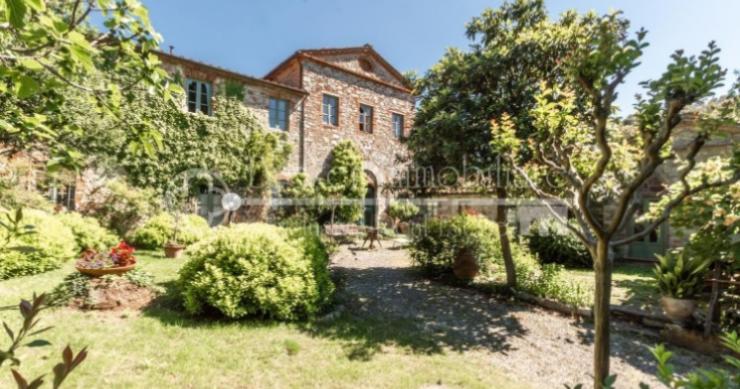 Se vende un antiguo pueblo cerca de la costa con impresionantes vistas por 4,6 millones