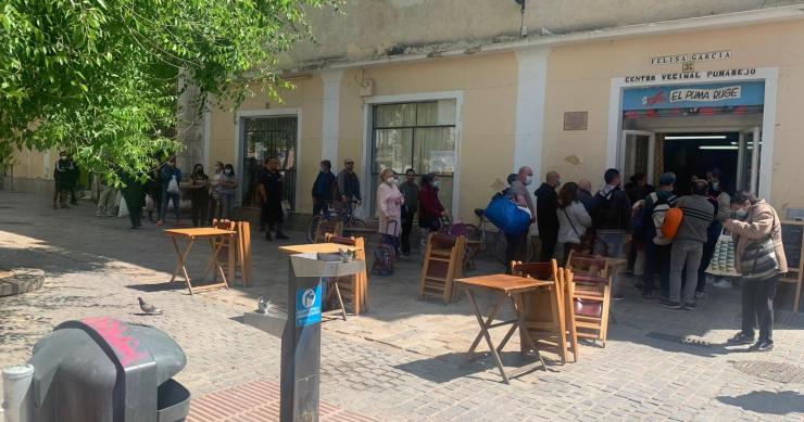 Cola de personas que acuden al comedor social de la Casa del Pumarejo.