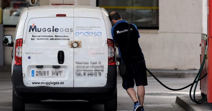 Archivo - Un hombre repostando en una gasolinera