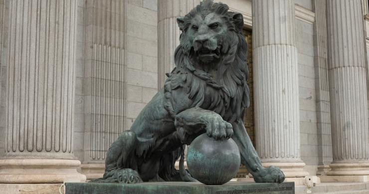 Estatua de un león en la entrada del Congreso 
