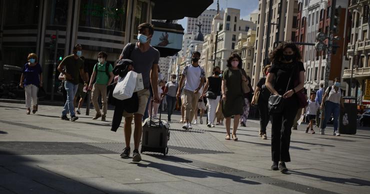 Un hombre con una maleta en la plaza de Callao