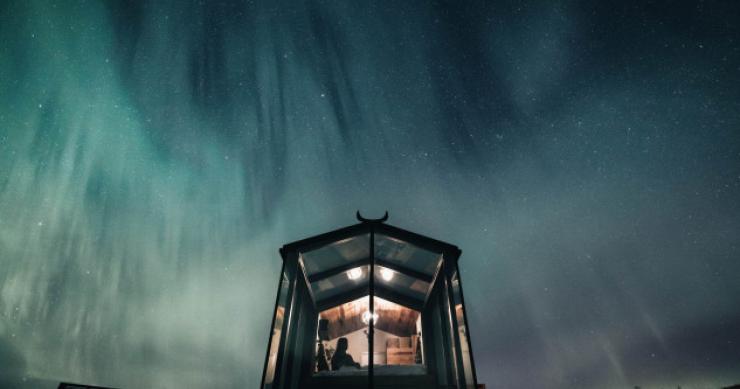 Una espectacular cabaña prefabricada en Islandia para disfrutar de la aurora boreal desde la cama
