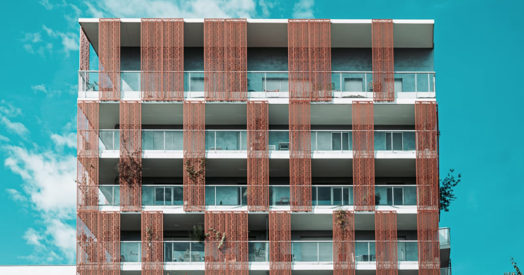 Aviso, inversor: es más rentable comprar un edificio que varios pisos en Madrid o Barcelona