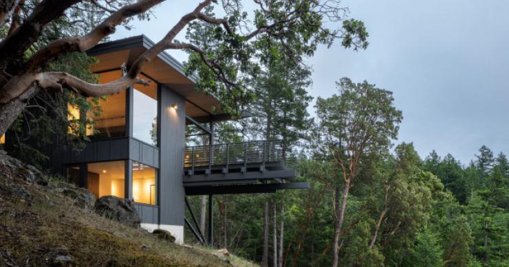 Una impresionante vivienda sobre un acantilado y con una terraza suspendida en el vacío