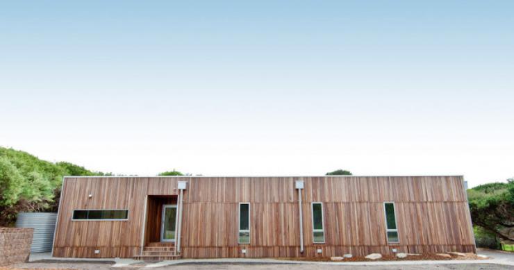 Una espectacular casa prefabricada con un interior de diseño y lleno de luz natural