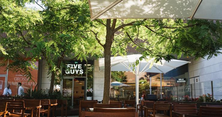 Five Guys 'muerde' el mercado catalán: abre su séptimo local en Barcelona para rozar la decena antes de 2023 