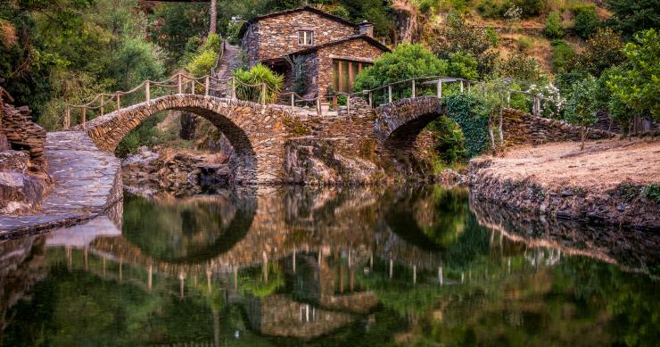 El pueblo portugués cuyas casas asoman a una increíble playa fluvial