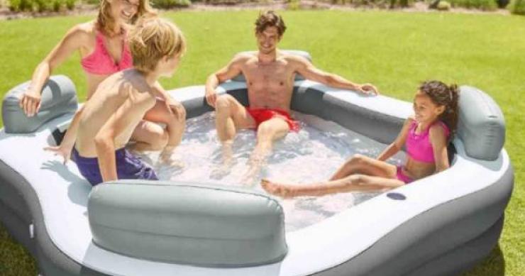 Piscina con asientos, respaldos y portabebidas