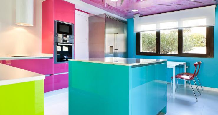 Cocinas decoradas a la última: los colores de moda para este verano