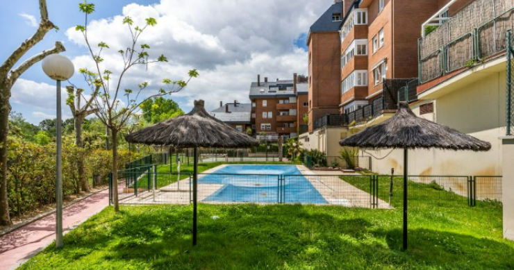 El Supremo avala prohibir el uso de la piscina comunitaria a los dueños de garajes sin vivienda