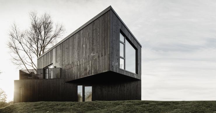 Una casa prefabricada sostenible con un diseño minimalista y vistas al entorno natural 