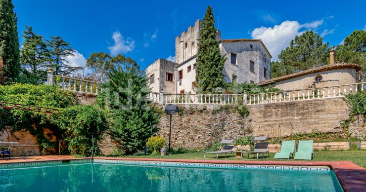 A la venta una masía del siglo XV con torre y capilla por menos de un millón euros