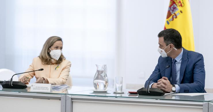La ministra de Economía, Nadia Calviño, y el presidente del Gobierno, Pedro Sánchez