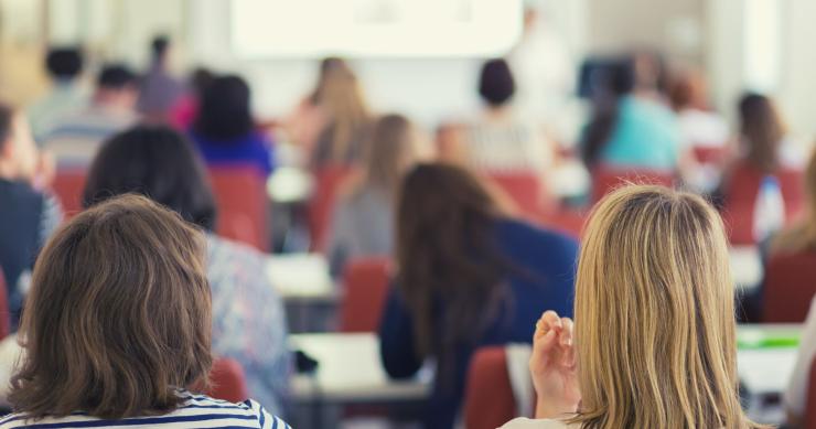 Jóvenes asisten a un curso