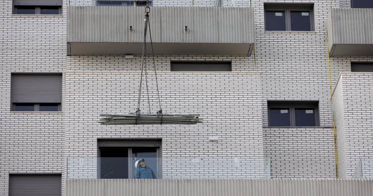 Un hombre trabaja en una obra