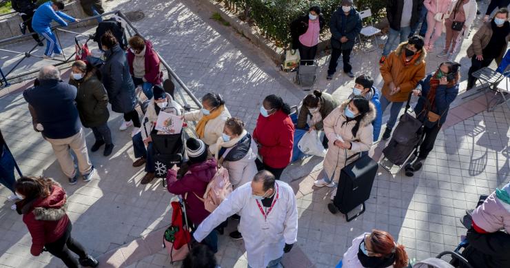 Varias personas hacen cola para recibir alimentos en Madrid