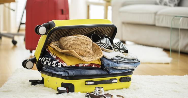 Archivo - Preparation travel suitcase at home.