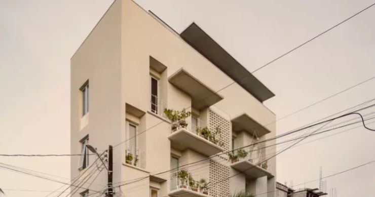Levantan unas casas minimalistas, ecológicas y con piscina en la azotea en un barrio obrero 