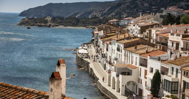 Cataluña frena la construcción de 46.800 viviendas en primera línea de mar